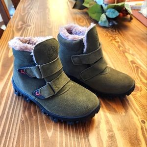 Kids water resistant suede boots sz 13